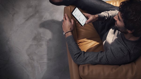 A girl sitting with laptop enquiring about Renault car