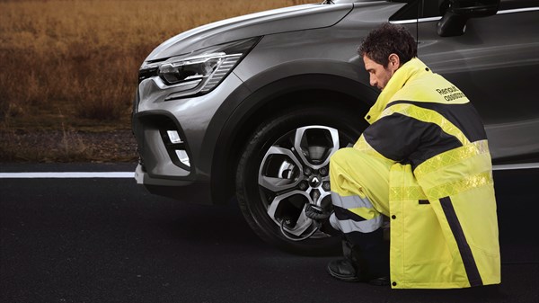 A man and woman feeling adventurous because of Renault service