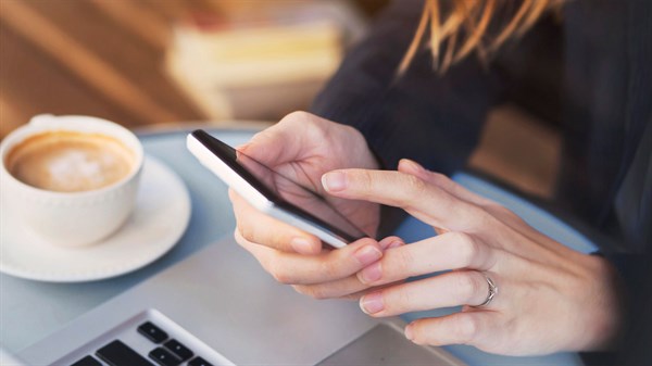 Women accessing the My Renault App from her mobile